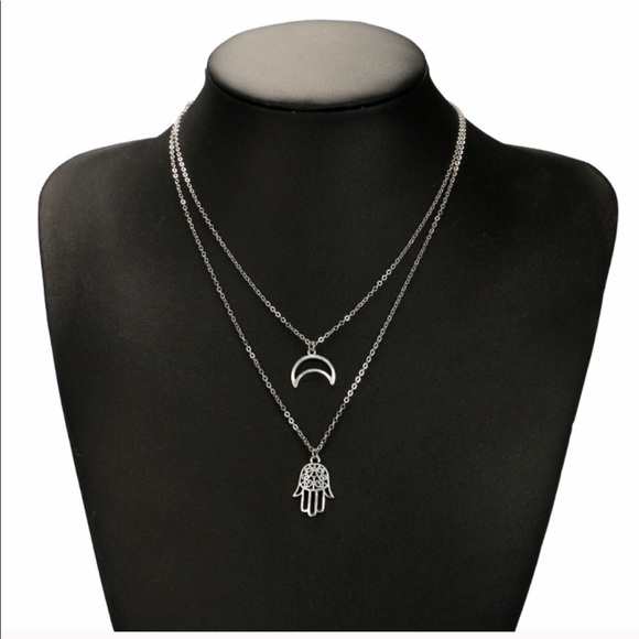 HAMSA & CRESCENT MOON NECKLACE - Picture 4 of 5